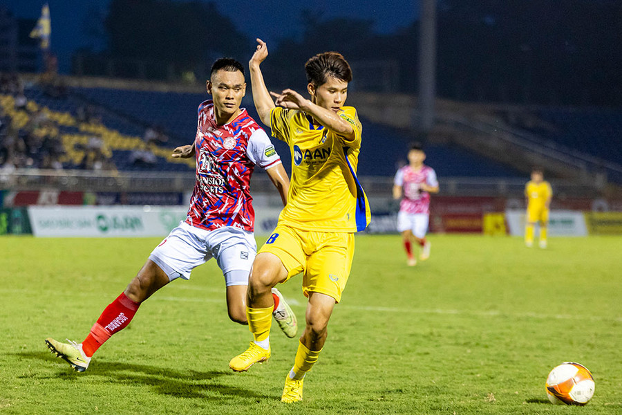 Trận Sông Lam Nghệ An (bên phải) gặp đội TPHCM ngày 13/5 trên sân Vinh. Ảnh: VPF.