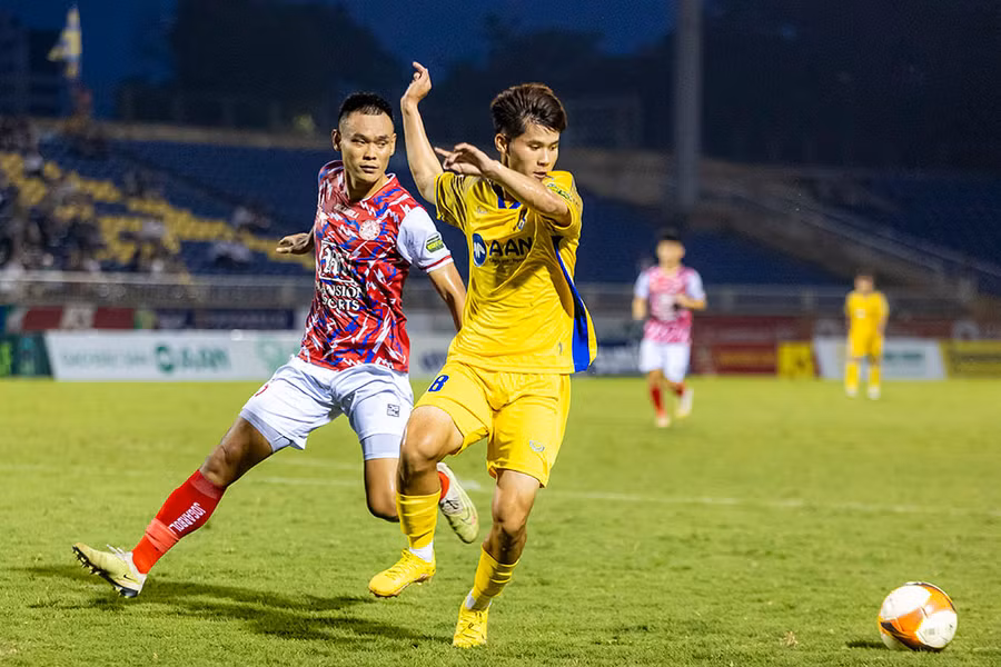 Trận Sông Lam Nghệ An (bên phải) gặp đội TPHCM ngày 13/5 trên sân Vinh. Ảnh: VPF. Trận Sông Lam Nghệ An (bên phải) gặp đội TPHCM ngày 13/5 trên sân Vinh. Ảnh: VPF.