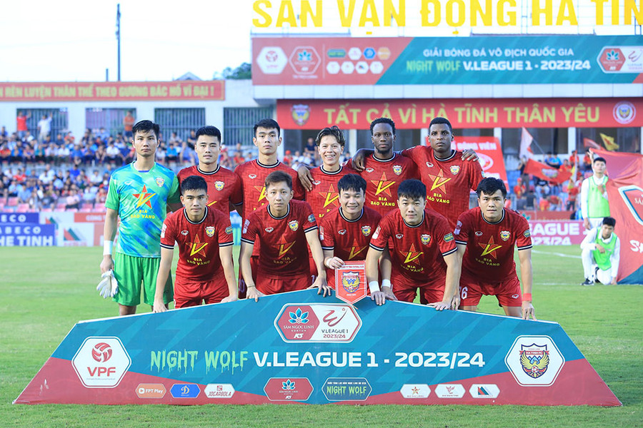 Câu lạc bộ Hà Tĩnh chụp ảnh trước trận gặp Hà Nội FC ngày 13/5 trên sân Hà Tĩnh. Ảnh: VPF.