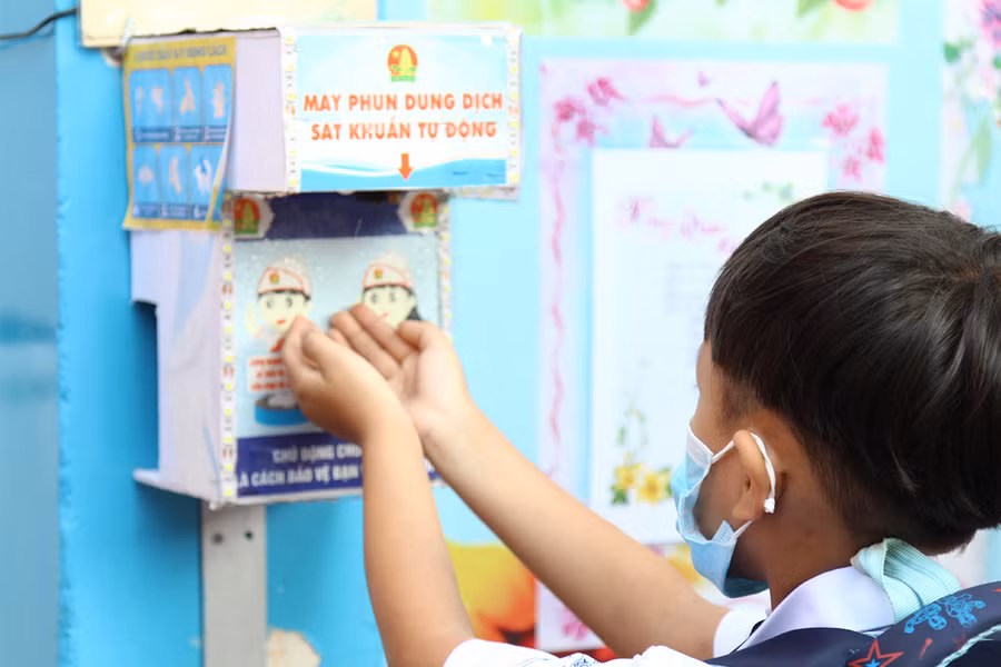 Học sinh tiểu học tại TP.HCM rửa tay sát khuẩn trước khi vào trường. Ảnh minh hoạ Tuấn Anh