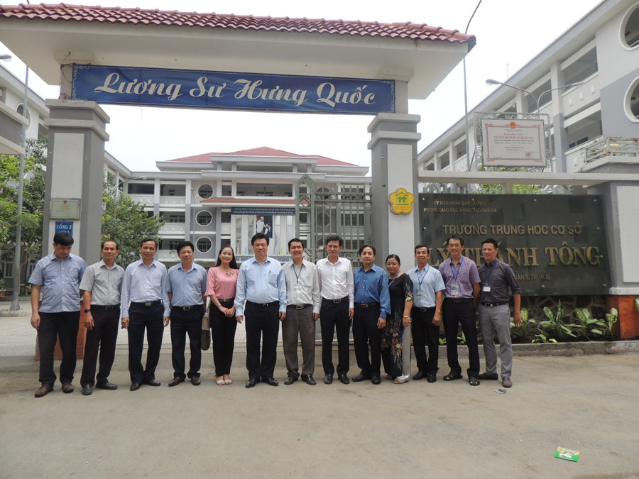 Thứ trưởng cùng đoàn công tác của Bộ GD&ĐT chụp ảnh lưu niệm với đại diện Trường THCS Lý Thánh Tông