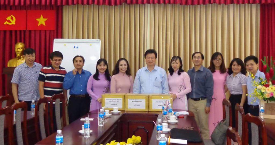 Thứ trưởng Nguyễn Hữu Độ chụp ảnh lưu niệm với ban giám hiệu, giáo viên của Trường THPT Trưng Vương