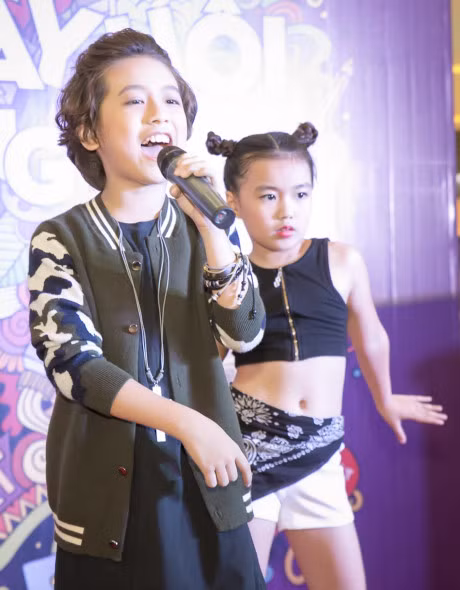 Gia Khiem duoc hai chi gai ho tong di bieu dien - Anh 4