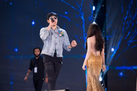 Thi sinh Hoa hau Viet Nam cung Bi Rain khuay dong NTD Phu Tho luc nua dem - Anh 3