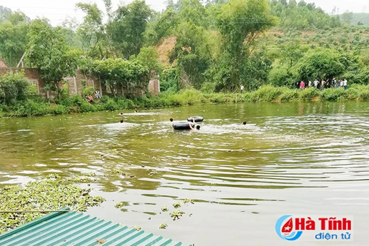 Tập bơi cho con gái, 2 bố con chết đuối thương tâm