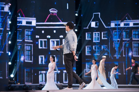 Thí sinh Hoa hậu Việt Nam cùng Bi Rain khuấy động NTĐ Phú Thọ lúc nửa đêm - Ảnh 4 Thi sinh Hoa hau Viet Nam cung Bi Rain khuay dong NTD Phu Tho luc nua dem - Anh 4