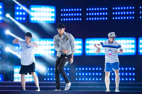 Thi sinh Hoa hau Viet Nam cung Bi Rain khuay dong NTD Phu Tho luc nua dem - Anh 1