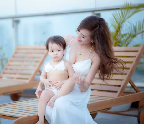 Hot girl Mai Tho khoe dang non na ben con gai - Anh 13