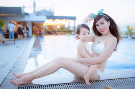 Hot girl Mai Tho khoe dang non na ben con gai - Anh 7