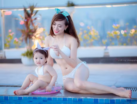 Hot girl Mai Tho khoe dang non na ben con gai - Anh 1
