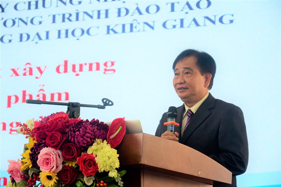 TS Nguyễn Tuấn Khanh, Bí thư Đảng ủy, Hiệu trưởng Trường ĐH Kiên Giang phát biểu tại buổi lễ.