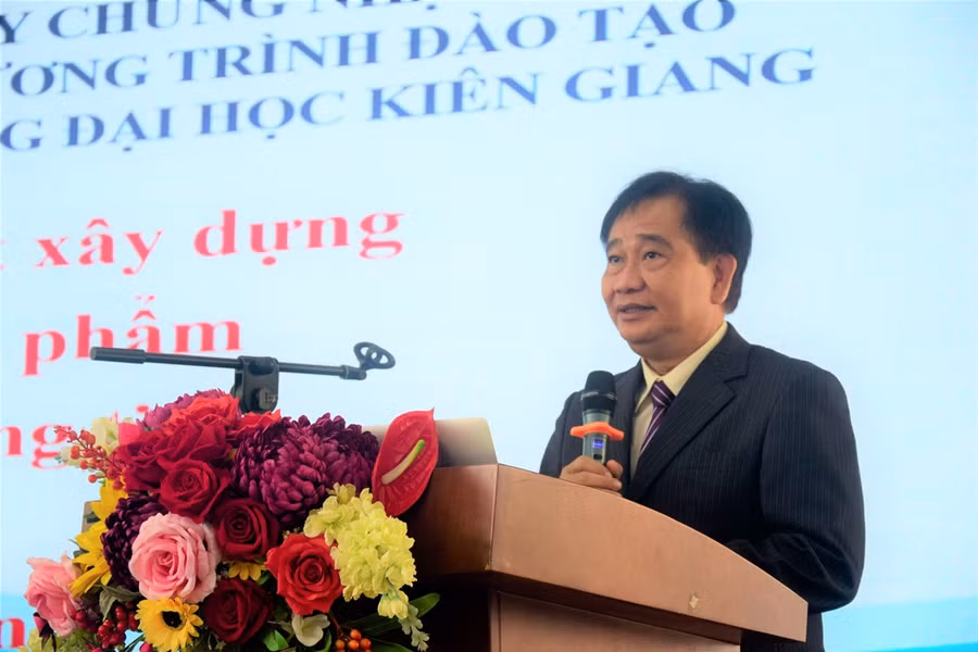 TS Nguyễn Tuấn Khanh, Bí thư Đảng ủy, Hiệu trưởng Trường ĐH Kiên Giang phát biểu tại buổi lễ.