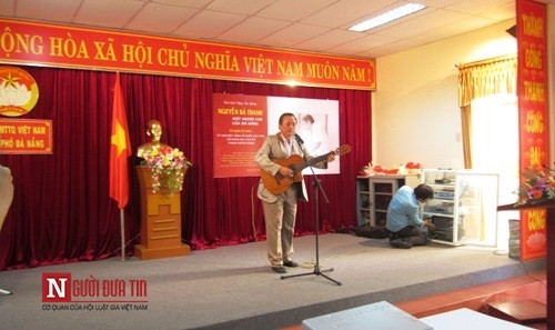 Con ông Nguyễn Bá Thanh bật khóc trong ngày giới thiệu sách về cha - Ảnh 2 Con ông Nguyễn Bá Thanh bật khóc trong ngày giới thiệu sách về cha - Ảnh 2