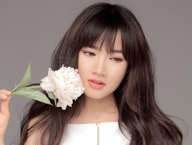 Điều gì khiến Nhã Phương, Tóc Tiên, Quỳnh Anh bị bố mẹ “từ mặt“? ảnh 1 Ít ai biết nữ diễn viên Nhã Phương có 1 tuổi thơ không lấy gì làm êm đềm. Cô sinh ra trong hoàn cảnh khó khăn, thiếu thốn, thậm chí còn bị cha ruột không thèm nhìn mặt ngay từ khi vừa chào đời chỉ bởi vì cô là con gái.