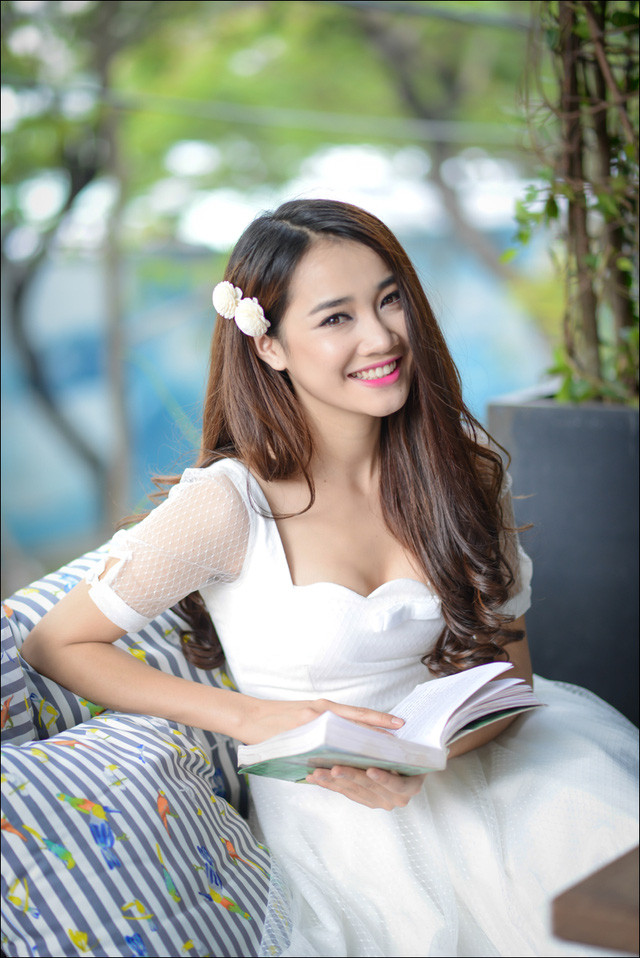Điều gì khiến Nhã Phương, Tóc Tiên, Quỳnh Anh bị bố mẹ “từ mặt“? ảnh 2 Tuy nhiên, sau này, cha của Nhã Phương đã suy nghĩ lại và yêu thương cô nhiều hơn. Nữ diễn viên chia sẻ: Cuối cùng trong mấy chị em, tôi lại quấy ba nhất và ba cũng rất cưng chiều tôi, chắc là để chuộc lỗi.