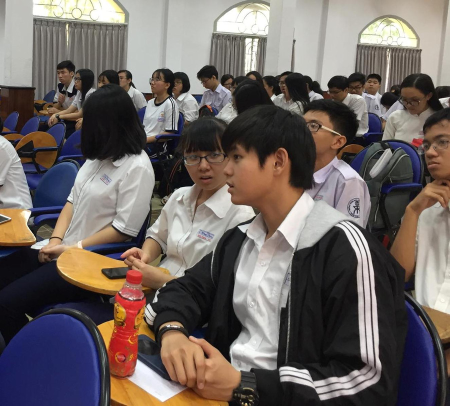 Học sinh tham dự lê công bố quyết định thành lập đội tuyển học sinh giỏi Học sinh tham dự lê công bố quyết định thành lập đội tuyển học sinh giỏi