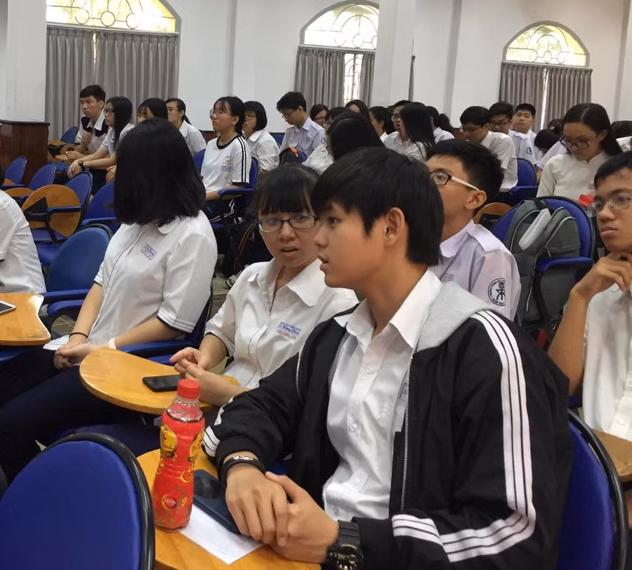 Học sinh tham dự lê công bố quyết định thành lập đội tuyển học sinh giỏi