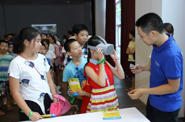 Anh Nguyễn Văn Minh, đại diện của ban tổ chức, cho biết: Với công nghệ thực tế ảo, quá trình khám phá văn hóa dân tộc sẽ không còn khô khan mà như một chuyến đi du lịch trong tâm trí. Đúng như tên gọi, công nghệ thực tế ảo tạo ra một thế giới như thật, cho các em cảm giác mình đang thực sự hòa nhập vào không gian văn hóa đó. Nhờ thế các em sẽ tiếp thu tốt hơn và thích thú học hỏi hơn. Anh Nguyễn Văn Minh, đại diện của ban tổ chức, cho biết: Với công nghệ thực tế ảo, quá trình khám phá văn hóa dân tộc sẽ không còn khô khan mà như một chuyến đi du lịch trong tâm trí. Đúng như tên gọi, công nghệ thực tế ảo tạo ra một thế giới như thật, cho các em cảm giác mình đang thực sự hòa nhập vào không gian văn hóa đó. Nhờ thế các em sẽ tiếp thu tốt hơn và thích thú học hỏi hơn.