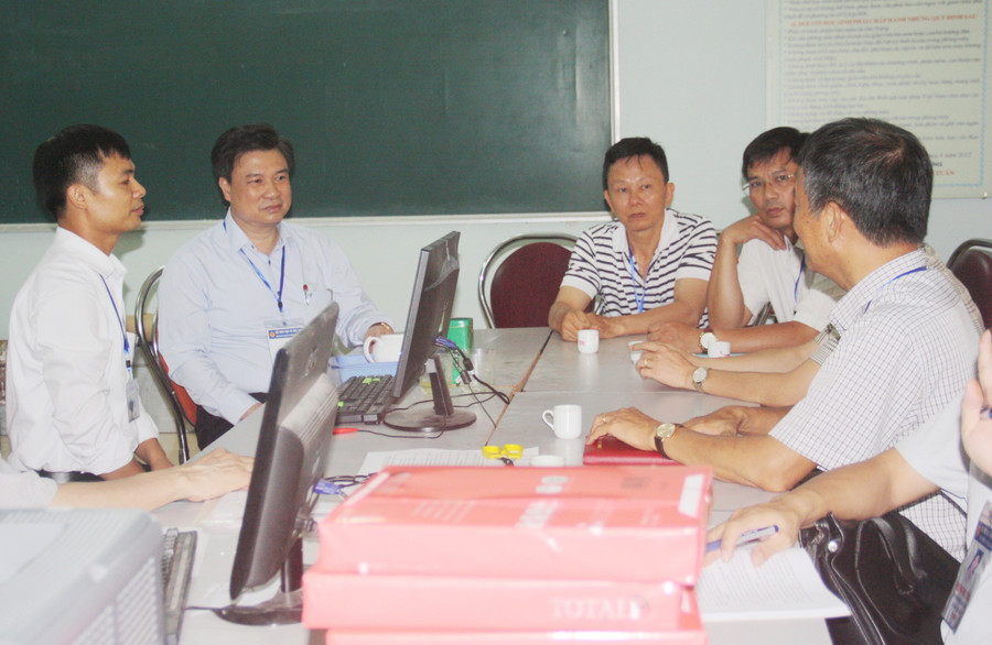 Thứ trưởng Nguyễn Hữu Độ nắm bắt, trao đổi công tác nhập điểm thi tại Hội đồng chấm thi THPT quốc gia tỉnh Nam Định