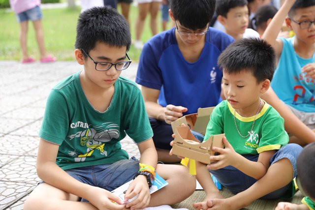 Học sinh tham gia sự kiện cũng được thực hành làm kính thực tế ảo. Nguyễn Đức Thắng - học sinh lớp 9, trường THCS Đông Anh, Hà Nội cho biết: Em đến tham dự sự kiện để thỏa mong muốn là được hướng dẫn trực tiếp làm kính thực tế ảo VR, đây là loại kính mà em chỉ thấy trên tivi. Và đây cũng là lần đầu tiên mà em được xem giới thiệu văn hóa dân tộc bằng kính này. Em rất thích và có thể nhớ được phong tục của một vài dân tộc. Học sinh tham gia sự kiện cũng được thực hành làm kính thực tế ảo. Nguyễn Đức Thắng - học sinh lớp 9, trường THCS Đông Anh, Hà Nội cho biết: Em đến tham dự sự kiện để thỏa mong muốn là được hướng dẫn trực tiếp làm kính thực tế ảo VR, đây là loại kính mà em chỉ thấy trên tivi. Và đây cũng là lần đầu tiên mà em được xem giới thiệu văn hóa dân tộc bằng kính này. Em rất thích và có thể nhớ được phong tục của một vài dân tộc.