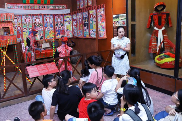 Điểm nhấn của sự kiện lần này là sự kết hợp rất tự nhiên của những giá trị văn hóa truyền thống và những sản phẩm công nghệ. Điểm nhấn của sự kiện lần này là sự kết hợp rất tự nhiên của những giá trị văn hóa truyền thống và những sản phẩm công nghệ.