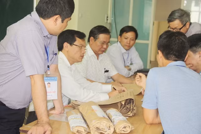 Đoàn kiểm tra đặc biệt qua tâm đến việc bảo mật bài thi, trong đó có việc xác nhận tình trạng niêm phong khi nhận bài thi từ điểm thi