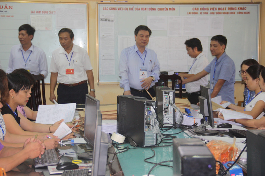 Thứ trưởng Nguyễn Hữu Độ trao đổi với Ban thư ký, Hội đồng chấm thi THPT quốc gia tại Hưng Yên