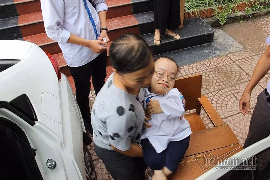 Nhiễm chất độc da cam từ ông nội nên Thương cao chưa đầy 1m, hai chân yếu không thể tự đi được. Ảnh: Sohuutritue.net.vn