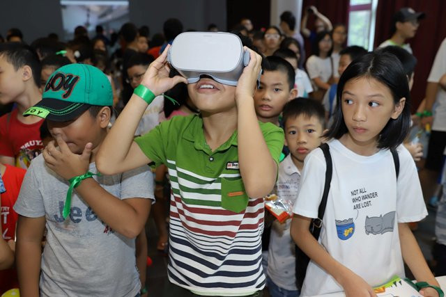 Học sinh tỏ ra vô cùng thích thú với trải nghiệm sử dụng kính thực tế ảo xem phim 3D về văn hóa các vùng miền Việt Nam Học sinh tỏ ra vô cùng thích thú với trải nghiệm sử dụng kính thực tế ảo xem phim 3D về văn hóa các vùng miền Việt Nam