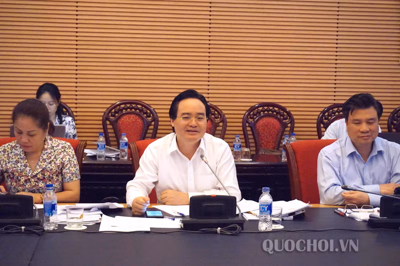 Bộ trưởng Bộ Giáo dục và Đào tạo Phùng Xuân Nhạ phát biểu tại phiên họp