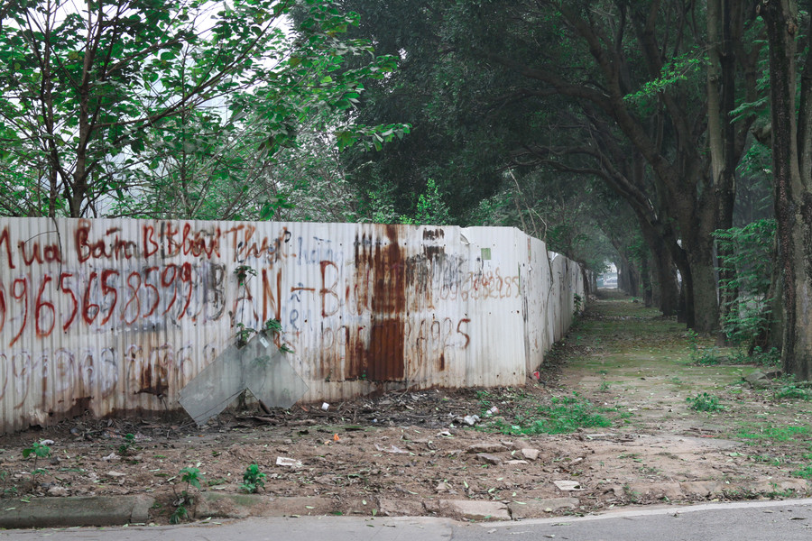 Diện tích đất được quy hoạch để xây trường tại Khu đô thị Pháp Vân – Tứ Hiệp (Hoàng Mai) bị quây tôn, bỏ hoang nhiều năm nay.