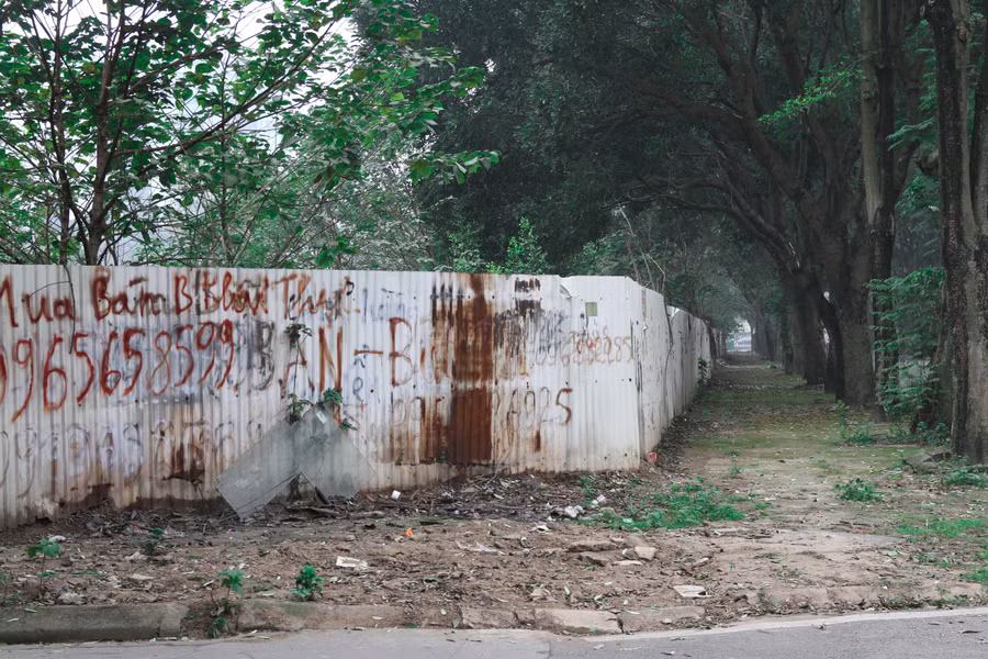 Diện tích đất được quy hoạch để xây trường tại Khu đô thị Pháp Vân – Tứ Hiệp (Hoàng Mai) bị quây tôn, bỏ hoang nhiều năm nay.