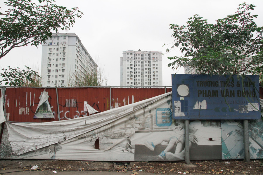 Tấm biển tên trường đã được dựng lên nhưng diện tích đất sử dụng để xây trường nhiều năm nay vẫn bị bỏ không tại Khu đô thị Thành phố Giao lưu (Bắc Từ Liêm).