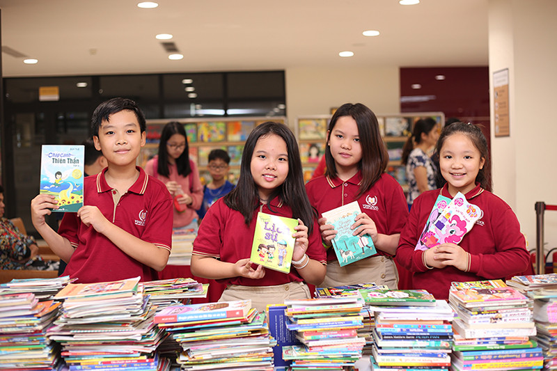 Nằm trong khuôn khổ các hoạt động của Hội sách Vinschool Book Fair 2017, cuộc thi “Đọc và sáng tạo cùng Vinsers” là một sân chơi giúp học sinh bộc lộ suy nghĩ và mong ước của bản thân thông qua việc sáng tác lại bìa sách, truyện mà các em yêu thích. Từ hơn 1.000 tác phẩm dự thi, những tác phẩm xuất sắc nhất đã được lựa chọn để trưng bày tại Hội sách.