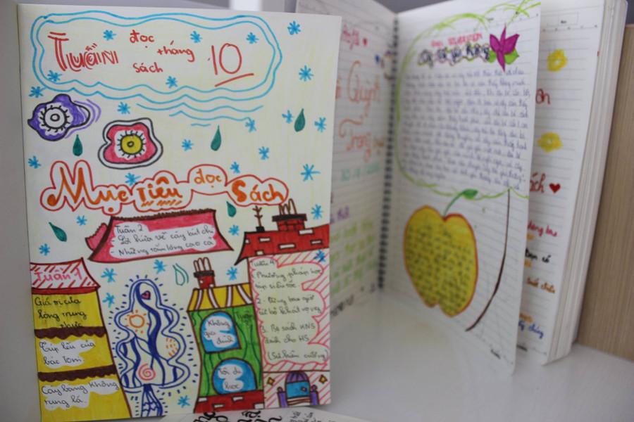 Sự sáng tạo của học sinh Vinshool còn được ghi dấu ấn rõ nét tại khu trưng bày Nhật ký đọc, các em đã tự thiết kế Nhật ký đọc bằng tiếng Việt và tiếng Anh dưới nhiều hình thức độc đáo, từ sổ tay handmade, sơ đồ tư duy, tranh vẽ, ký họa nhân vật, sáng tác truyện tranh cùng các bài bình luận, cảm nghĩ thể hiện nhiều quan điểm mới mẻ. Mỗi tháng các em lại lập kế hoạch và đặt mục tiêu đọc sách cho mình trong suốt năm học.