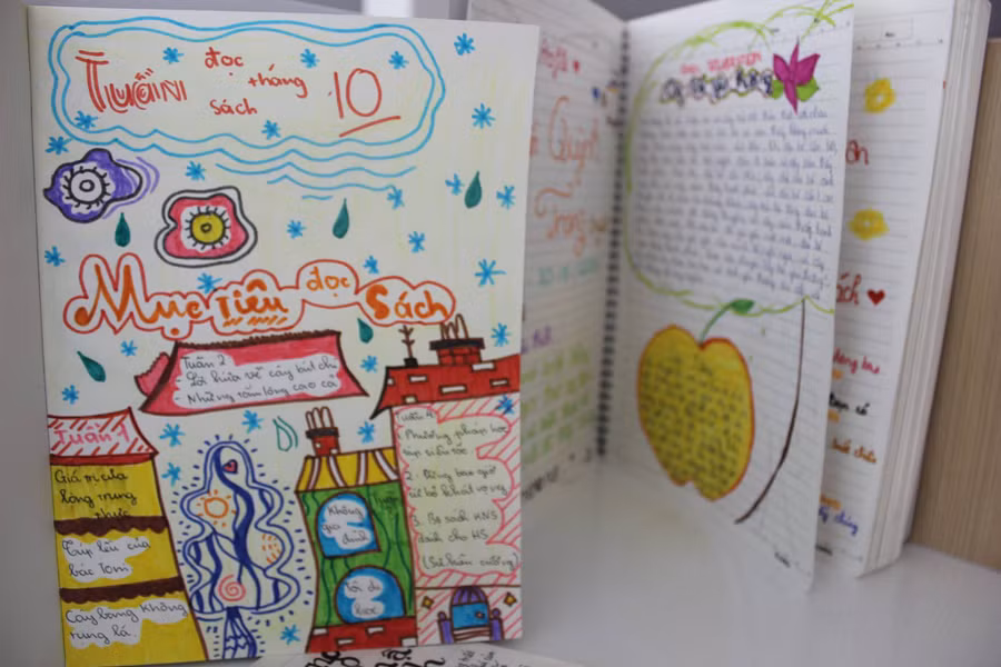 Sự sáng tạo của học sinh Vinshool còn được ghi dấu ấn rõ nét tại khu trưng bày Nhật ký đọc, các em đã tự thiết kế Nhật ký đọc bằng tiếng Việt và tiếng Anh dưới nhiều hình thức độc đáo, từ sổ tay handmade, sơ đồ tư duy, tranh vẽ, ký họa nhân vật, sáng tác truyện tranh cùng các bài bình luận, cảm nghĩ thể hiện nhiều quan điểm mới mẻ. Mỗi tháng các em lại lập kế hoạch và đặt mục tiêu đọc sách cho mình trong suốt năm học.