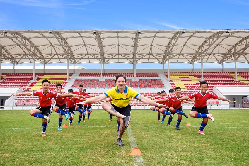 U15 PVF có sự hướng dẫn sát sao của Chris Cook - HLV khoa học thể thao