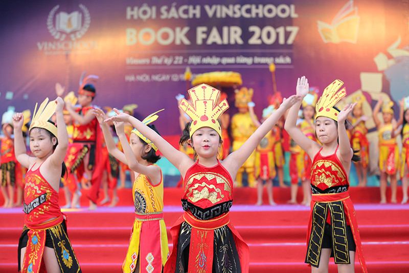 Sân khấu của Book Fair năm nay tiếp tục là nơi để học sinh thể hiện tài năng nghệ thuật qua phần Cuộc thi Nhịp điệu của sách. Hàng trăm nhân vật bước ra từ sách đã xuất hiện sống động trong màn biểu diễn “Nhịp điệu của sách” đầy sôi động của các học sinh.