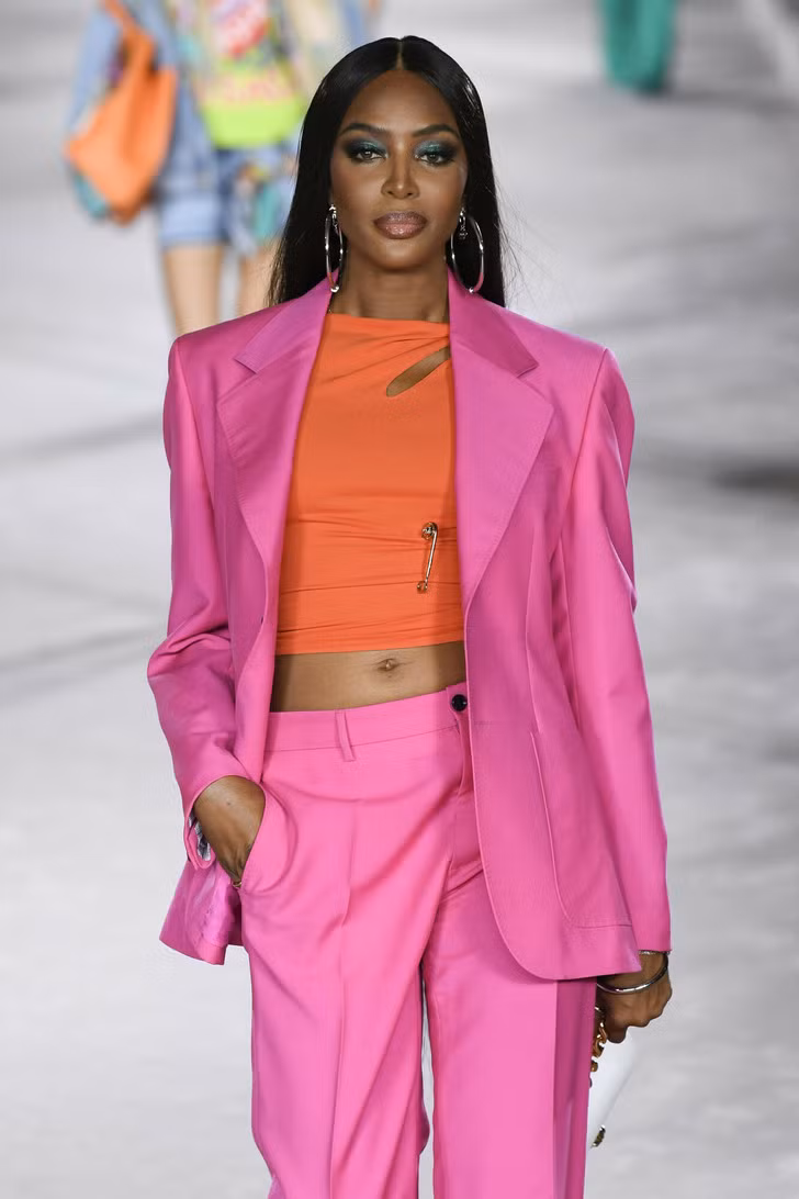 Naomi Campbell làm mẫu cho Versace ở tuổi 51.