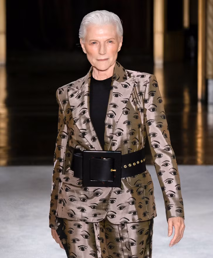 Maye Musk làm mẫu cho Christian Siriano ở tuổi 71