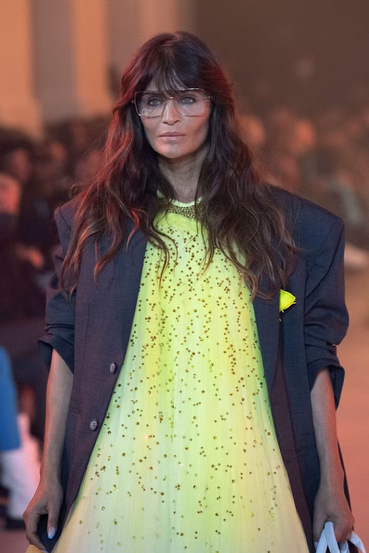 Helena Christensen làm mẫu cho Off-White Womenswear ở tuổi 53.