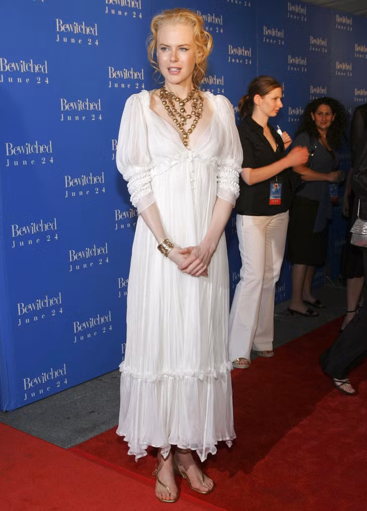 Nicole Kidman đi dép quai hậu tại buổi ra mắt phim Bewitched.