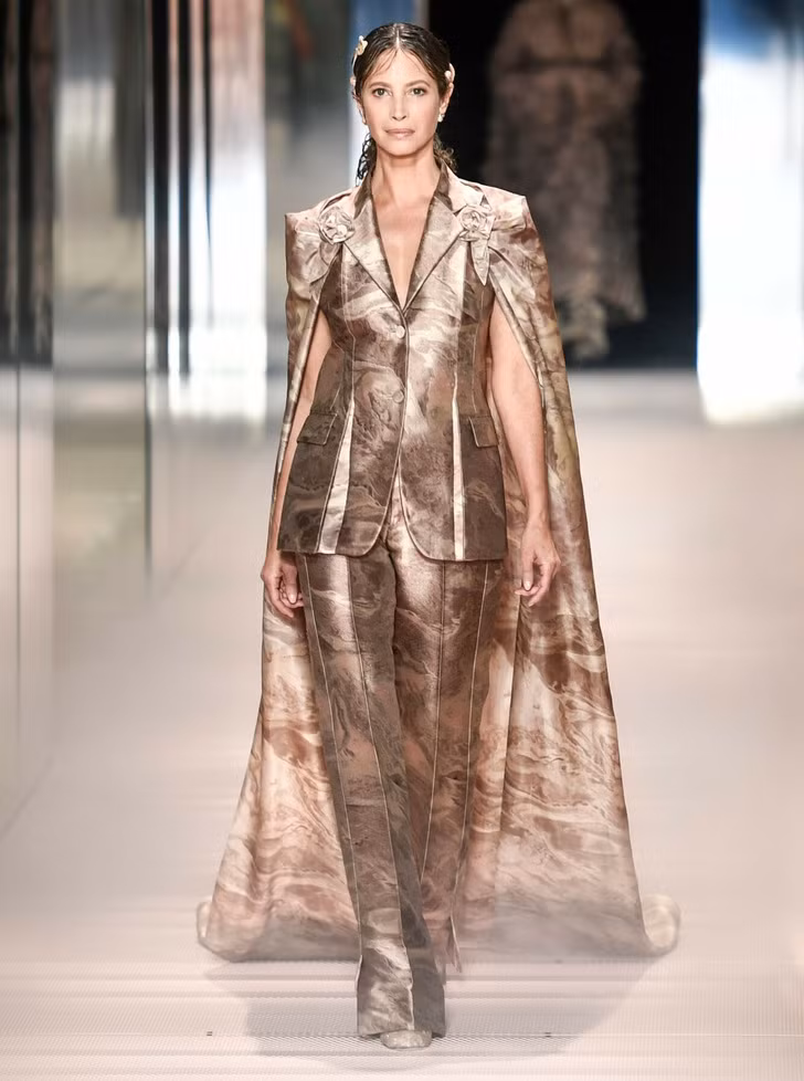 Christy Turlington làm mẫu cho Fendi ở tuổi 52
