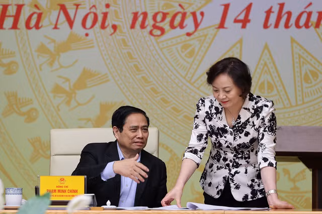 Thủ tướng trao đổi với Bộ trưởng Bộ Nội vụ Phạm Thị Thanh Trà. Ảnh: VGP/Nhật Bắc