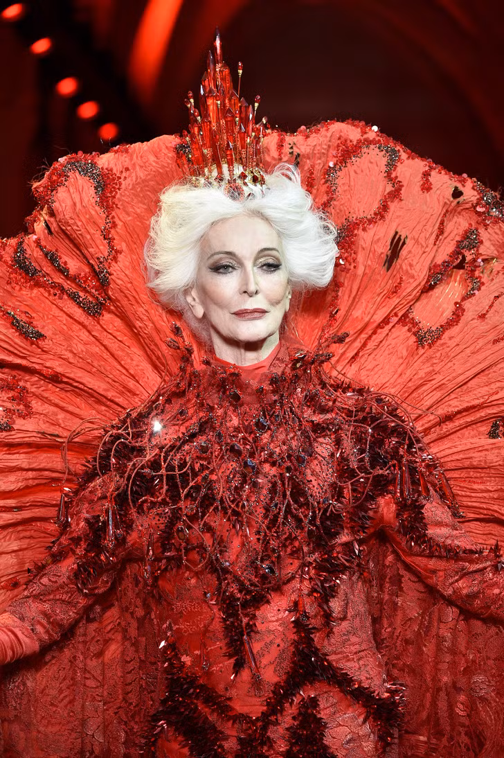 Carmen Dell"Orefice làm mẫu cho Guo Pei ở tuổi 85.