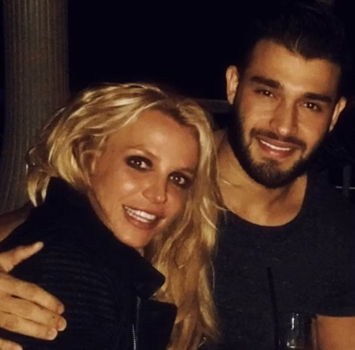 Chuyện tình của Britney Spears và bạn trai kém 13 tuổi ảnh 2