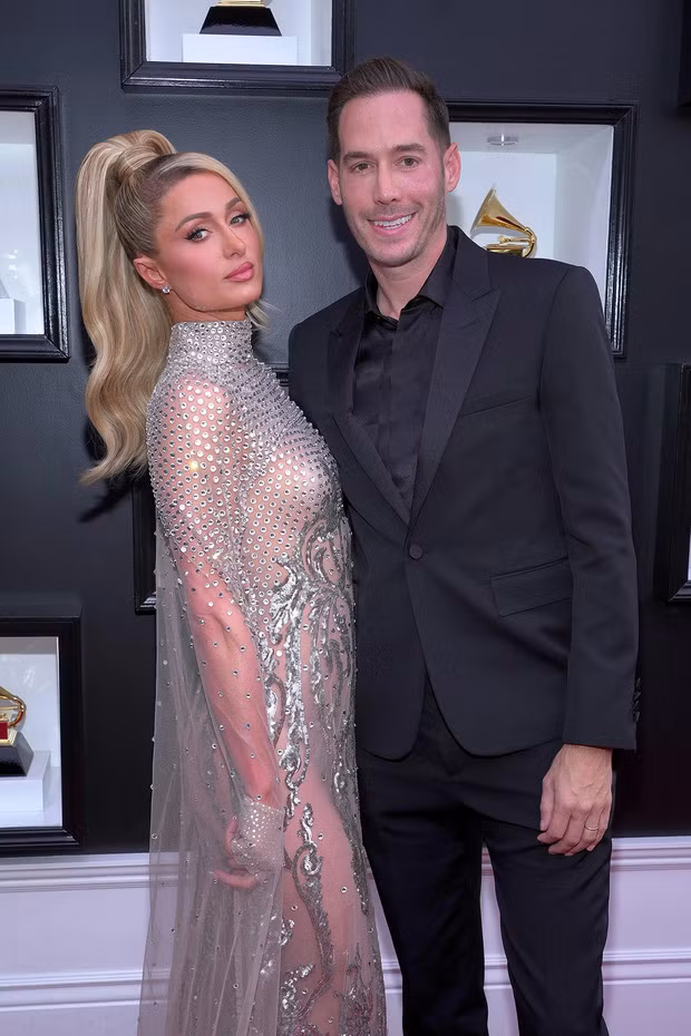 Nữ doanh nhân Paris Hilton.