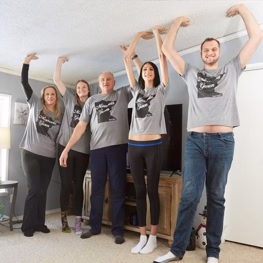 Gia đình cao nhất thế giới, trung bình lên tới hơn 2 mét ảnh 2