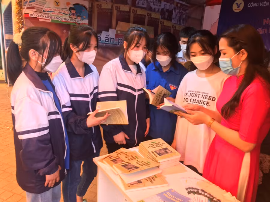 Gian trưng bày sách của Trung tâm Di sản các nhà khoa học thu hút nhiều bạn trẻ tham quan.