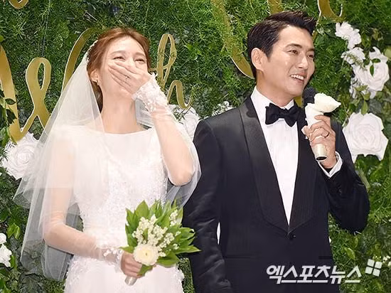 Cha Ye Ryun và Joo Sang Wook đóng cùng nhau trong bộ phim Glamourous Temptation. Hai người kết hôn vài năm sau khi bộ phim kết thúc.